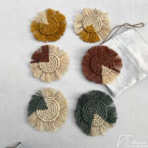 6 sous verres en fibre de bananier avec franges, multicolores avec leur pochette en lin.