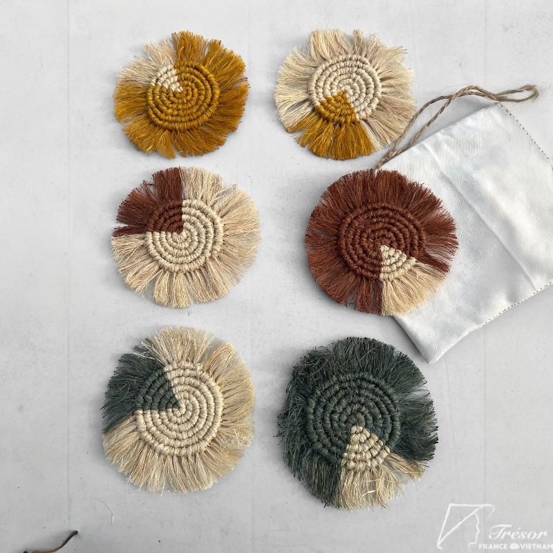 6 sous verres en fibre de bananier avec franges, multicolores avec leur pochette en lin.