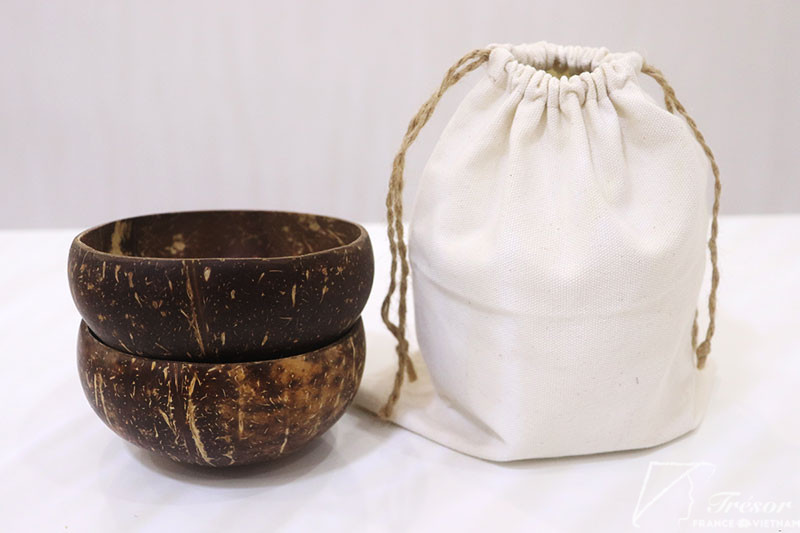 bols en noix de coco artisanaux avec son étui en lin
