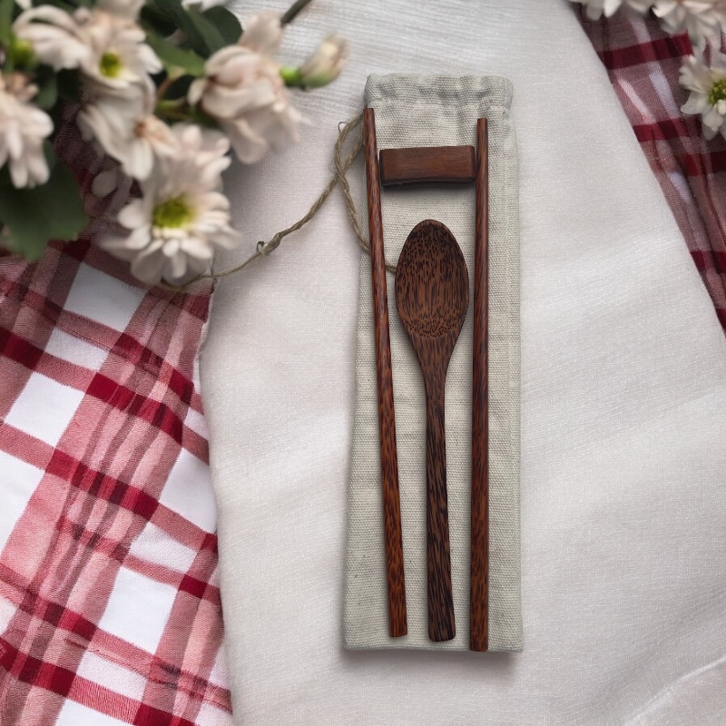 Pochette en lin écrue comprenant une paire de baguette, un repose-baguette, une cuillère en bois de cocotier