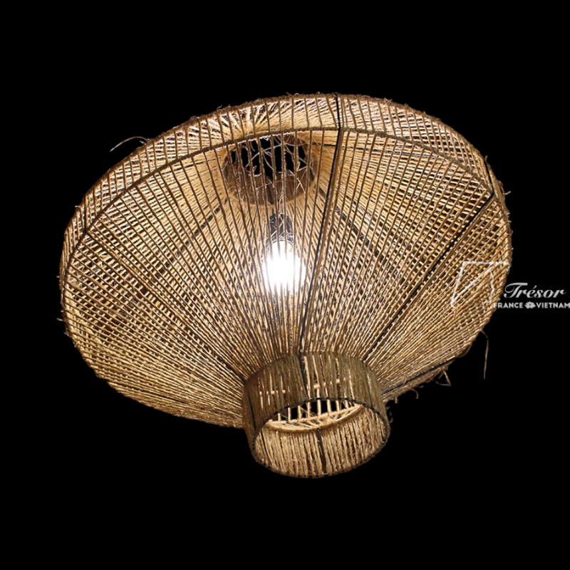 Lustre artisanal en fibre de bananier sur fond noir. Modèle Lantern