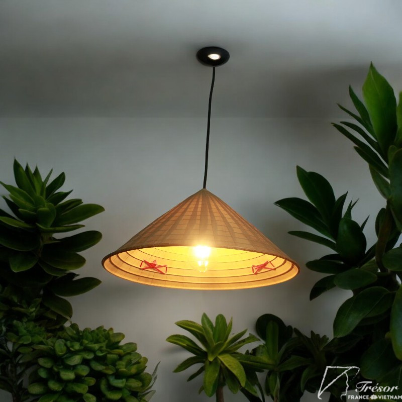 Lustre à base de chapeau conique vietnamien