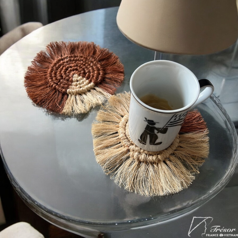 Sous verres en fibre de bananier cuivre et naturel avec mug sur table ronde