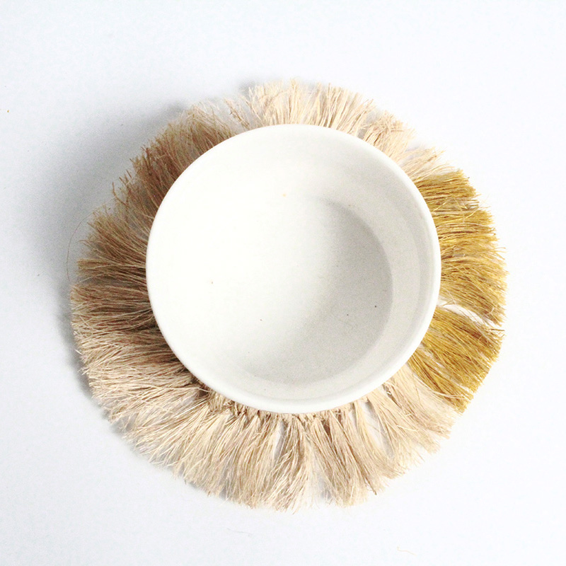 Dessous de verre naturel et or avec tasse vu par-dessus