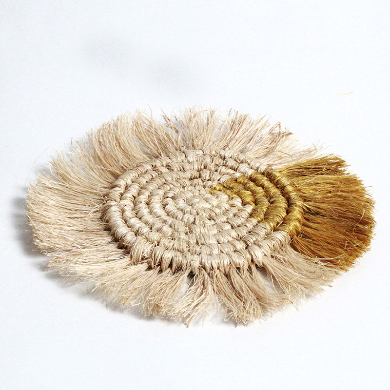 Sous-verre naturel et or en fibre de bananier sur fond blanc