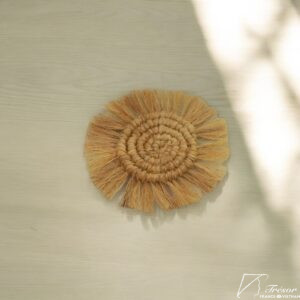 Sous-verres naturels avec ses franges posé sur une table